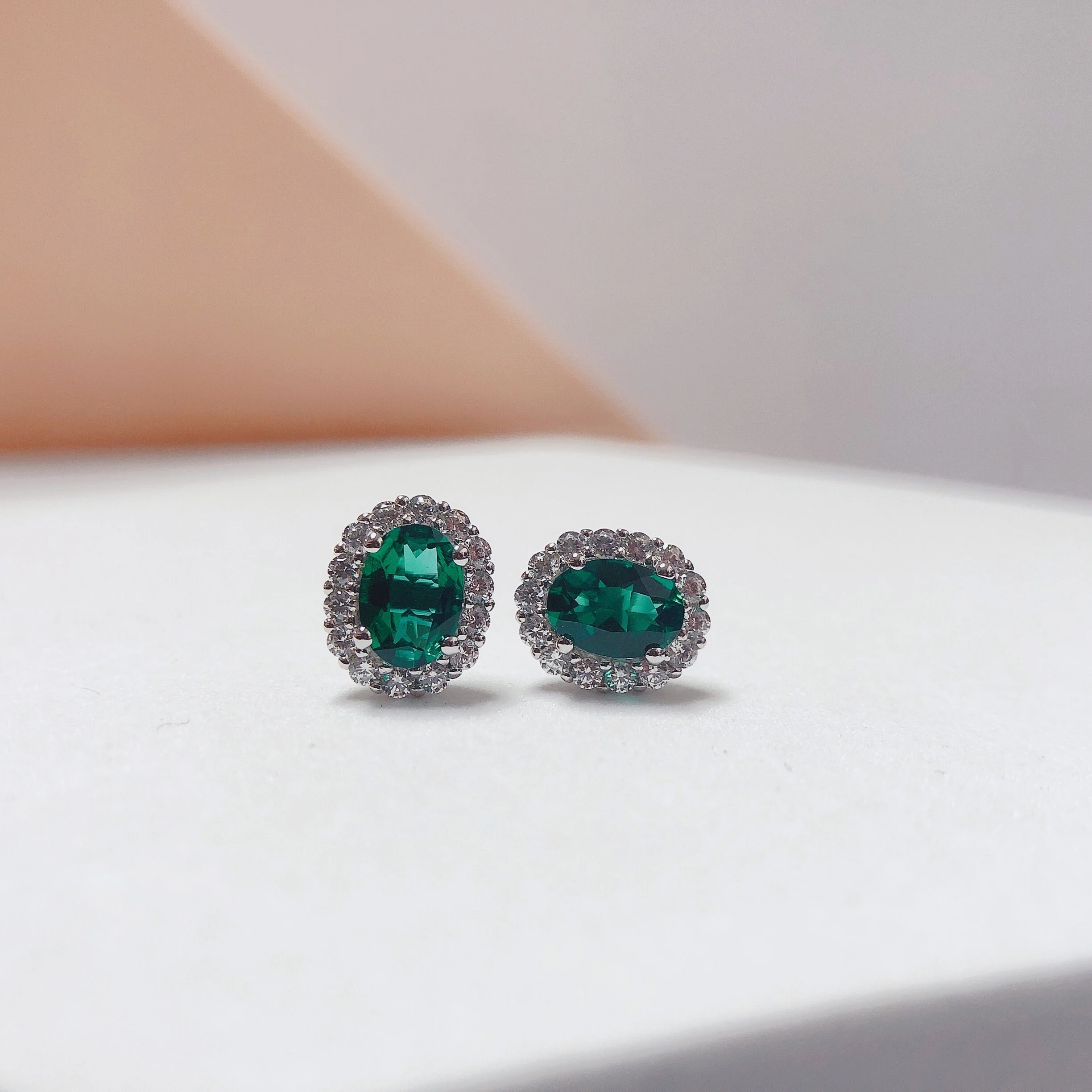 

(2Ct Total)1.0Ct each Oval Cut Lab Emerald Stud Earrings 18K White Gold AU750 Stud Earring Female Jewelry E073