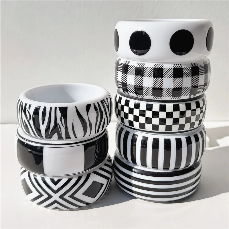 HUANZHI Minimalistisches schwarz-weiß gestreiftes Acryl-Manschettenarmband, kreatives Schachbrett, geometrisch, breiter Armreif, klobiger Schmuck