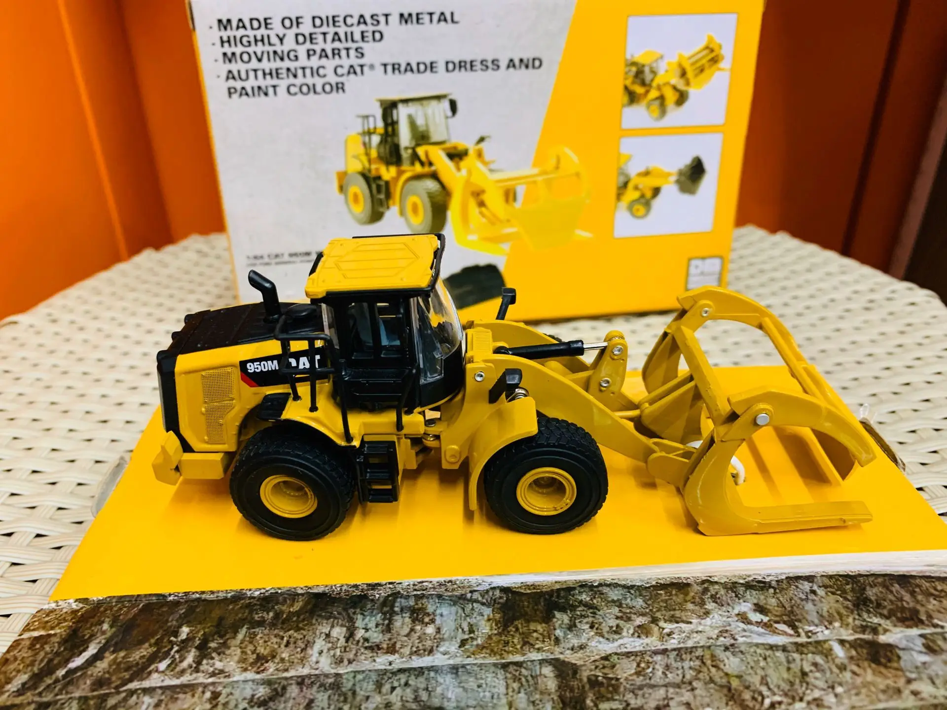 950M WHEEL LOADER LOG FORK & BUCKET 1/64 DIECAST MASTERS 85635