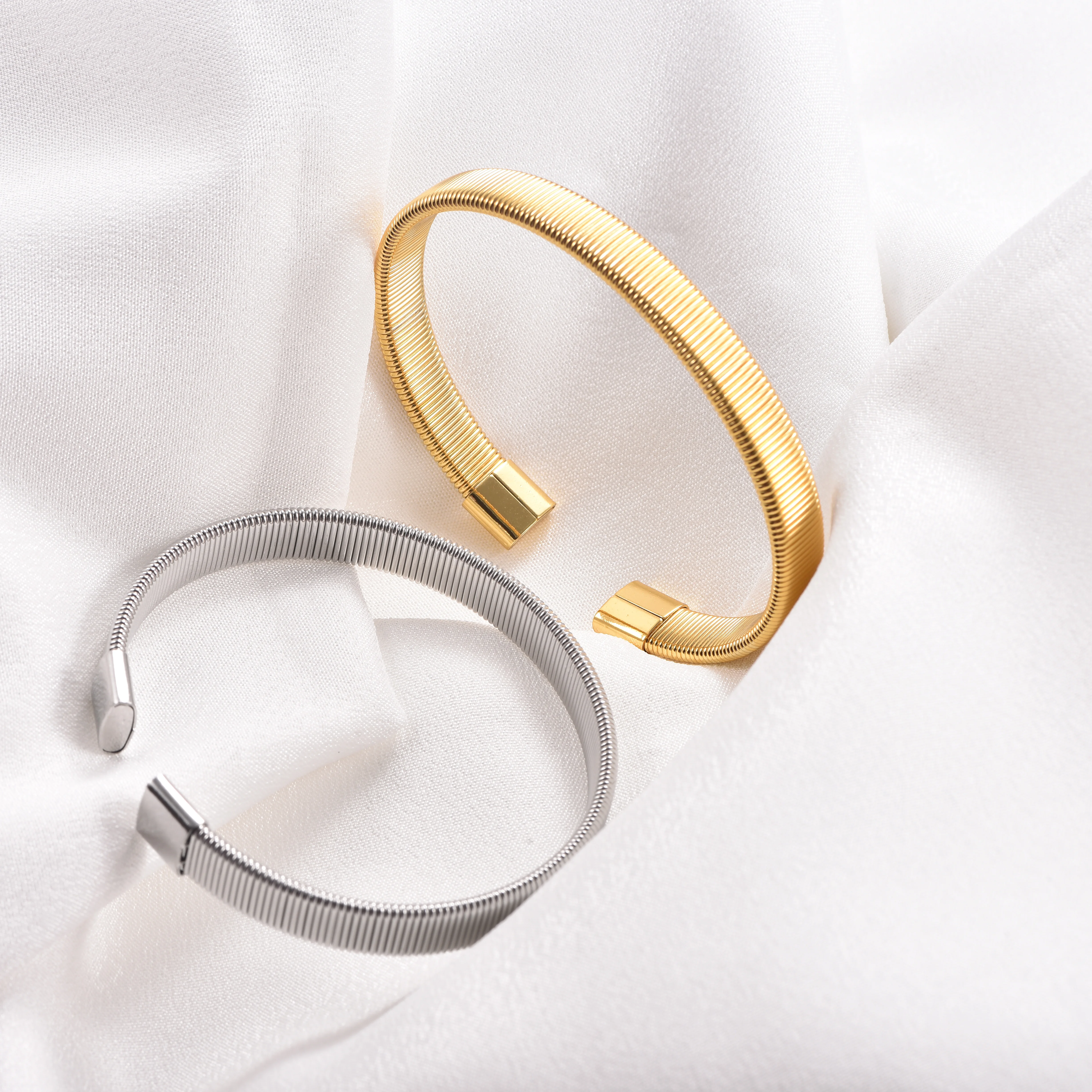 Verstellbares offenes Manschetten-Mesh-Armband, vergoldeter/versilberter Edelstahl, geflochtener Armreif, minimalistischer Fischgrät-Schmuck, Geschenk – Detail 1