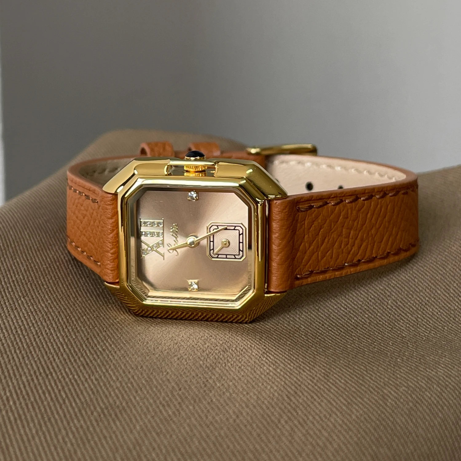 

Elegant women's wristwatch, vintage style, artistic women's watch, 2025 new style, women's wristwatch, gift for women.