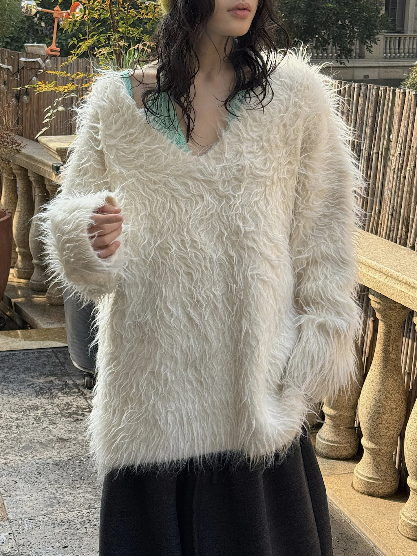 

Winter new Korean gentle and relaxed rolled plush V-neck knitted sweater loose silhouette top for women