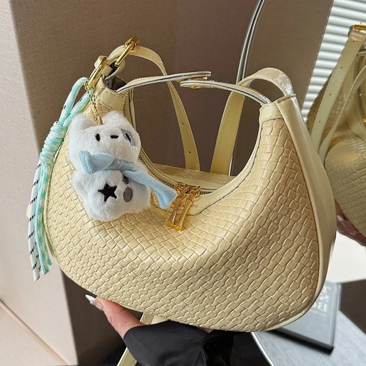 Borsa di design di piccola nicchia per donna 2025 Nuova borsa a tracolla versatile estiva Versione coreana Borsa per gnocchi casual a mano