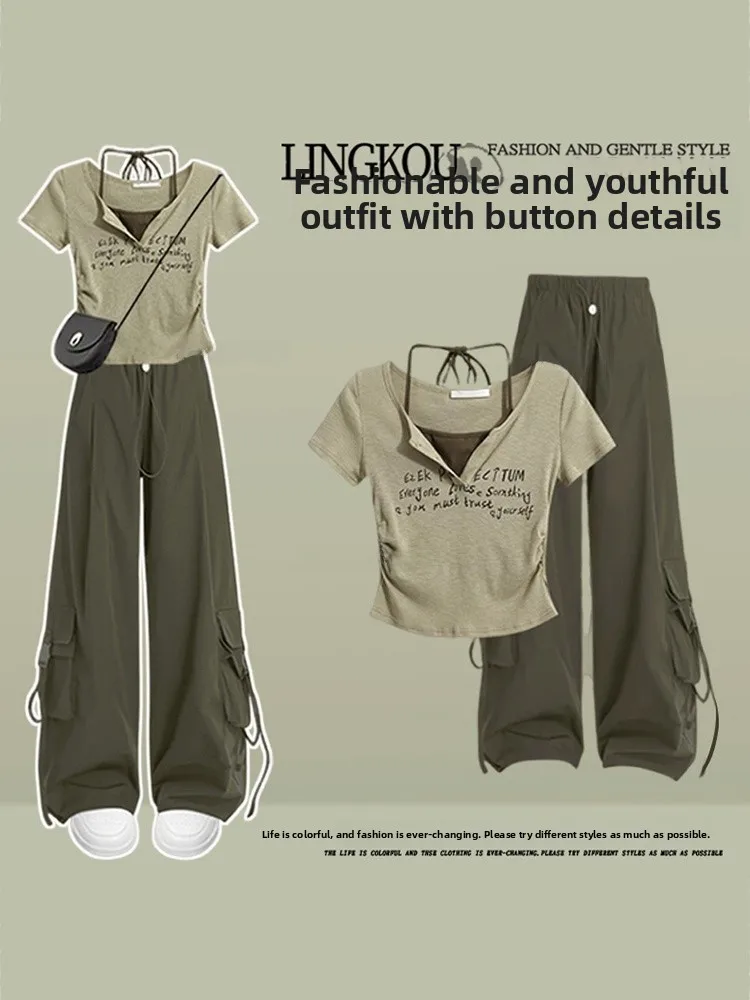 

Модный летний комплект больших размеров: женская футболка с коротким рукавом и V-образным вырезом в стиле ретро и широкие брюки для работы, визуально стройнящие фигуру.