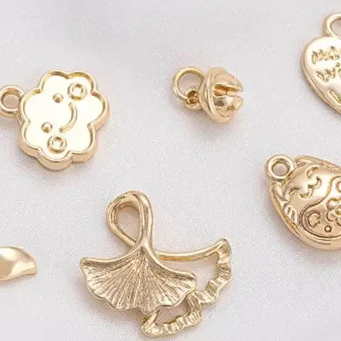 14K goudkleurig messing Lucky Cat hanger Cloud Fish Tail abrikozenblad bel en Engels perzik hart voor doe-het-zelf handgemaakte sieraden