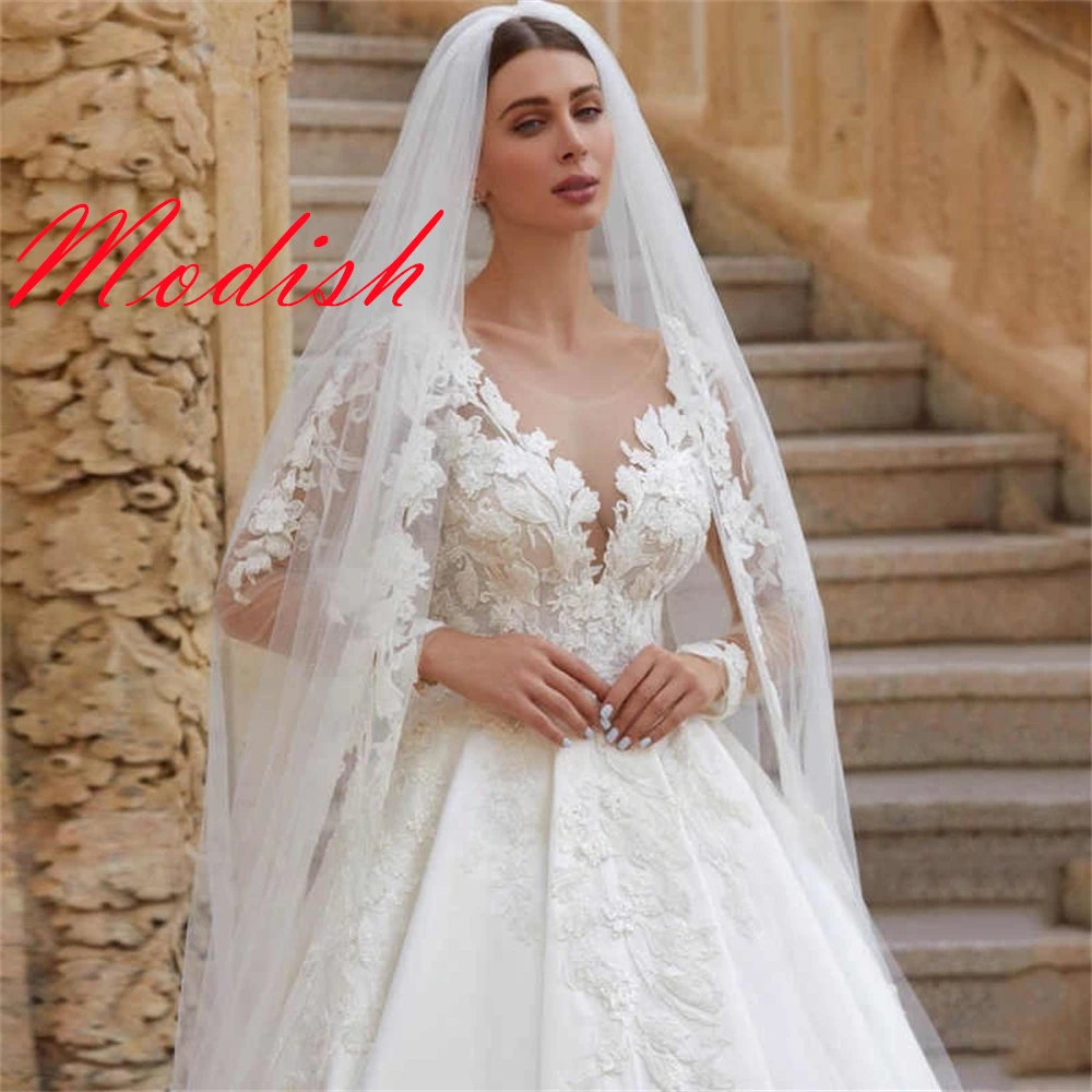 Maßgeschneidertes elegantes Brautkleid aus weißem Satin, exquisites Brautkleid mit Rundhalsausschnitt und langen Ärmeln, Kapellenschleppe, Knöpfen am Rücken