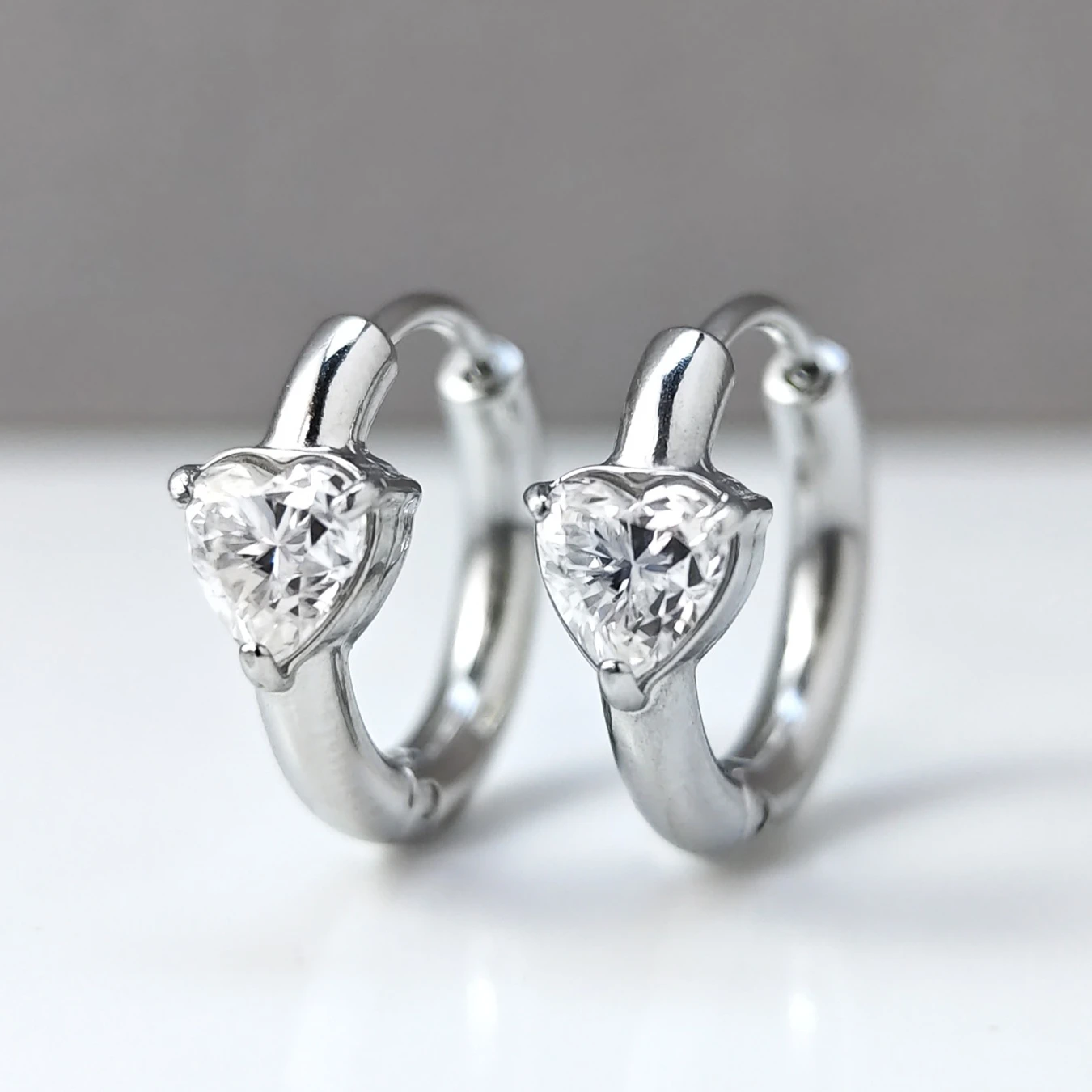 

1 пара модных и очаровательных сережек в форме сердца с муассанитом весом 0,5 карата, невероятно привлекательные.