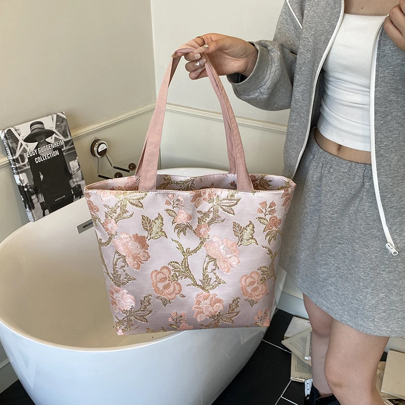

Women's Tote Bag, Stylish and High-Capacity, Light Luxury Brand with Niche Design and Elegant Temperament
