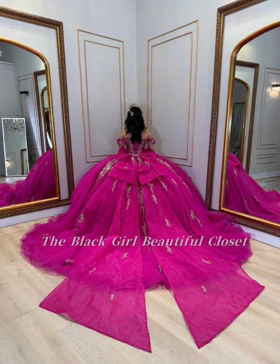 Robe de princesse Quinceanera formelle rose vif personnalisée dentelle dorée dentelle florale incrustée de paillettes de cristal appliquées, robes de soirée