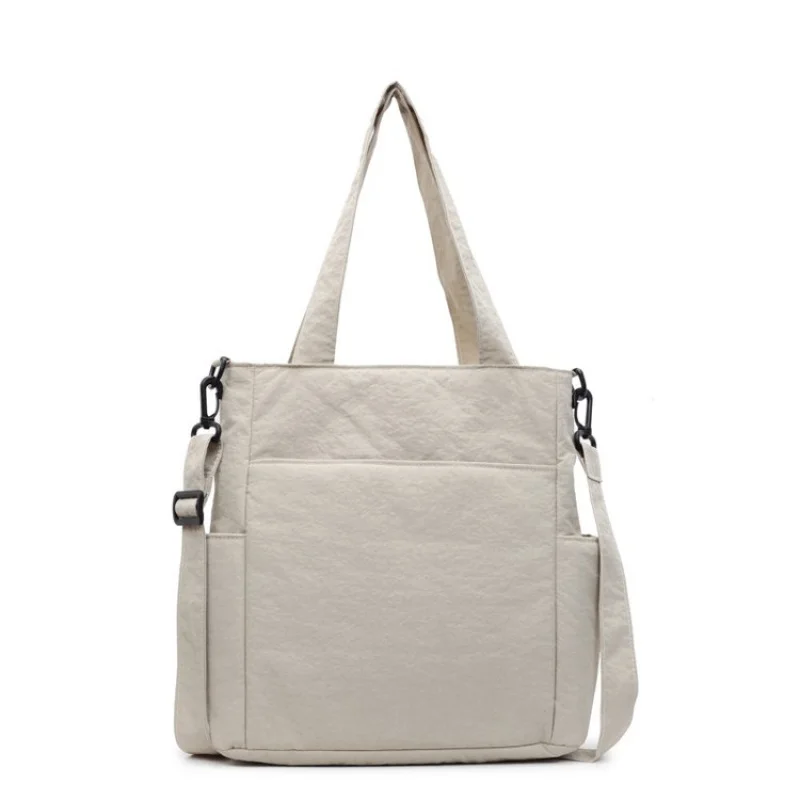 

Элегантная женская сумка с застежкой-рамкой и верхней ручкой из экзотической тисненой кожи