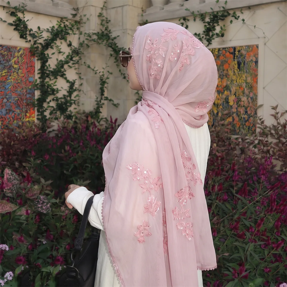 Island Silk Crinkle Hijab für Frauen, exquisite Blumenstickerei, muslimisches Kopftuch, leicht schimmernde Textur, langer Schal mit Perlen. – Detail 5