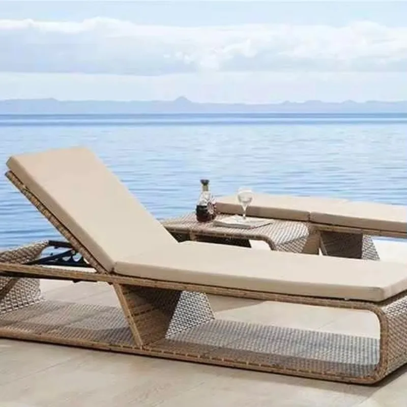 المزيد من تصميم كراسي التشمس رائجة البيع سرير الشاطئ عينة مجانية PE الروطان حديقة حمام سباحة خارجي كرسي صالة كرسي الشاطئ