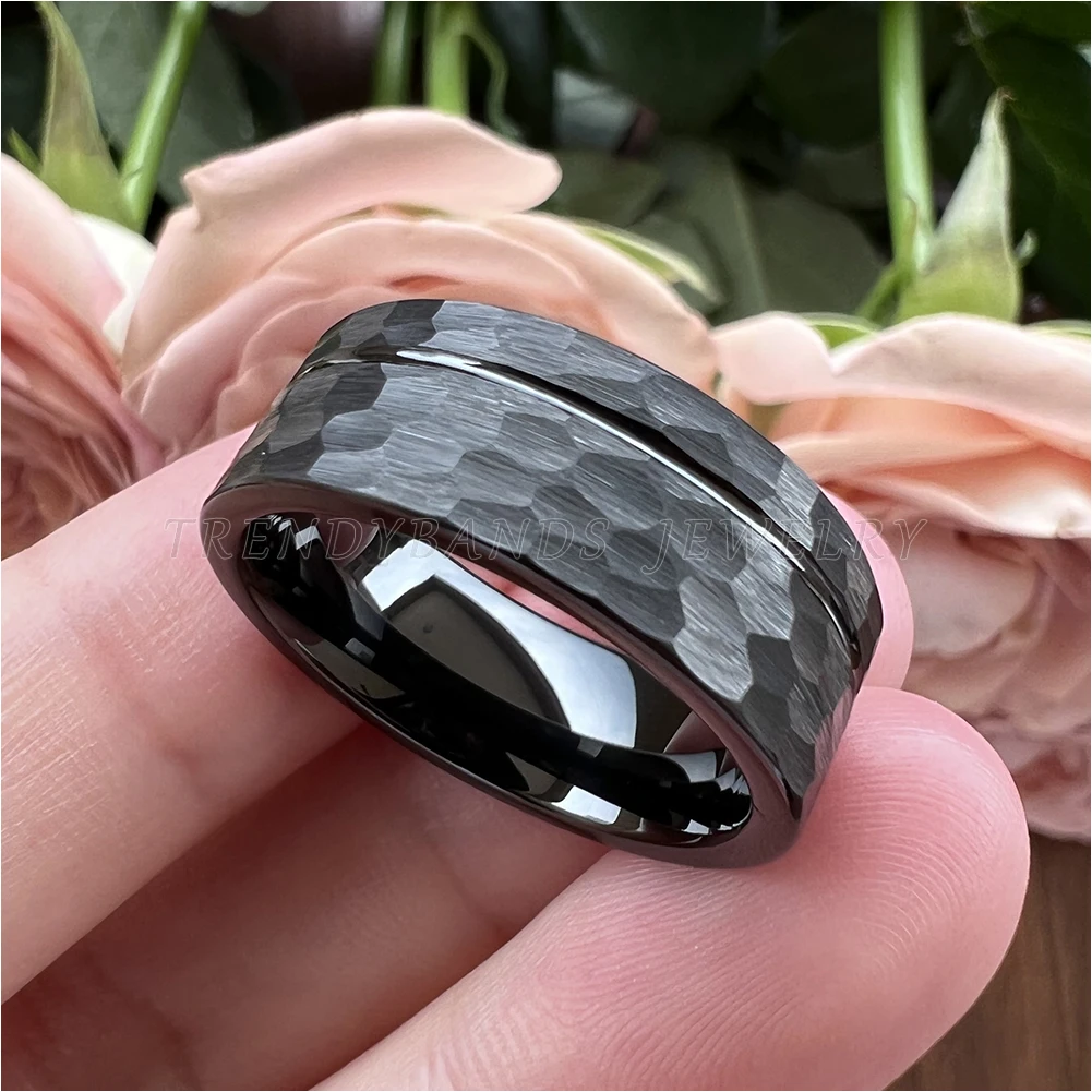 8 mm Eheringe aus Wolframkarbid für Männer und Frauen, Verlobung, Modeschmuck, gehämmerter, versetzter, gerillter, gebürsteter Finish, bequeme Passform – Detail 7
