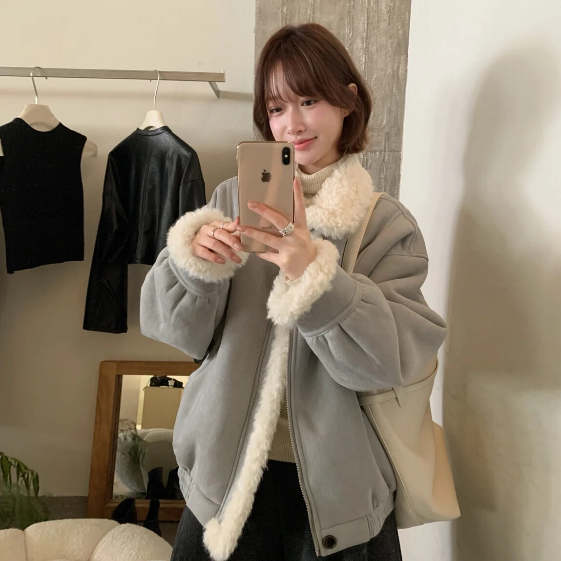 Koreański płaszcz z kołnierzem z ciepłego futra jagnięcego, elegancki płaszcz zimowy damski, casualowa odzież wierzchnia w stylu streetwear.