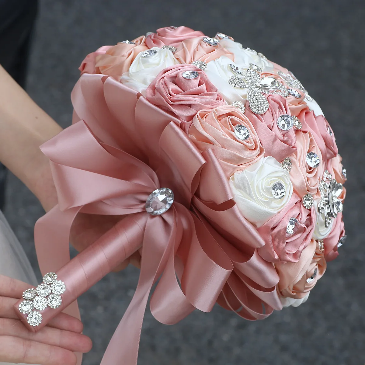 

Свадебный букет подружки невесты с цветами в руках