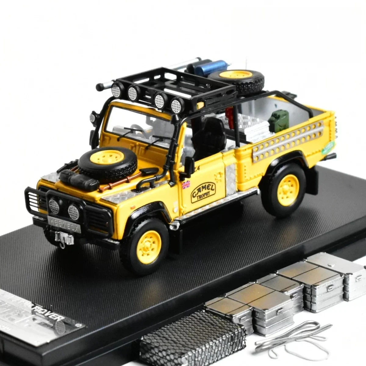 

StreetWeaponn SW 1:64 Defender Camel cup/mud-painted alloy car model