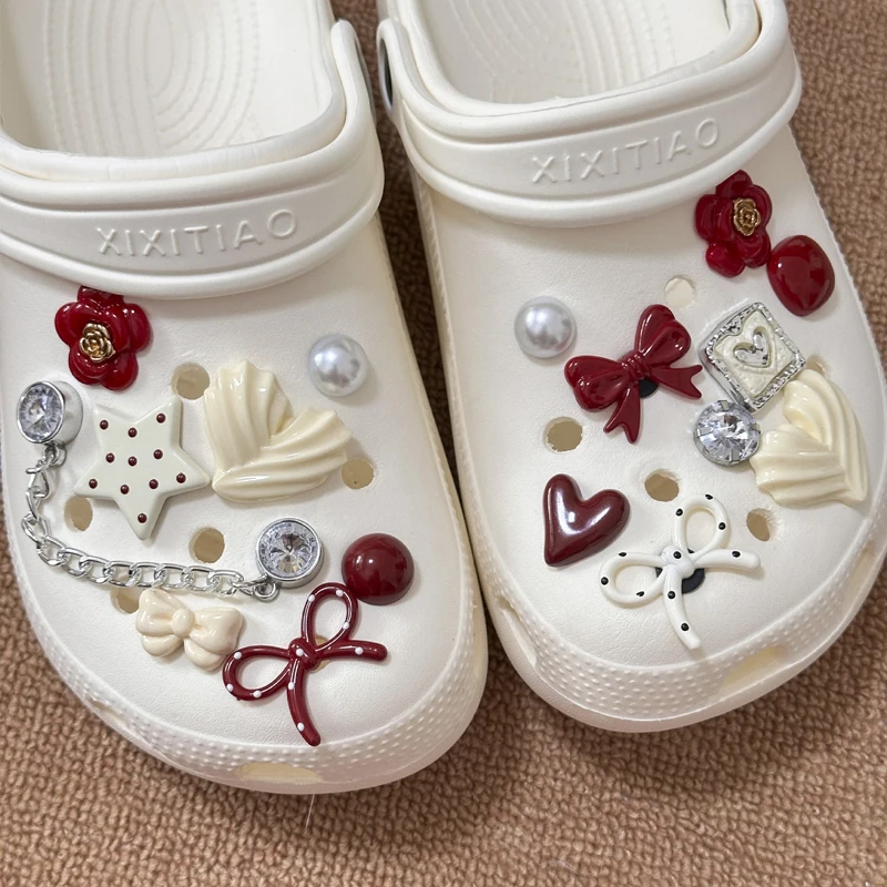 Süße Schuh-Charms-Set für Clogs: Erdbeer-Schleife, Herz, Hase – Schuh-Dekorationspins und Schuh-Accessoires für Damen und Mädchen Sandalen – Detail 5