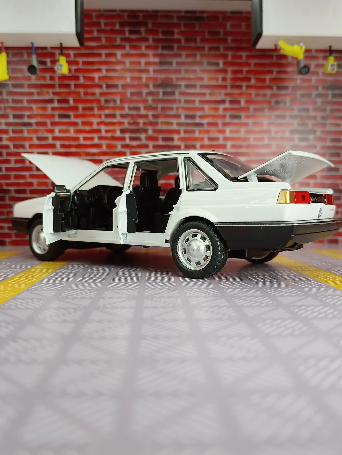 1:24 Santana aleación retro clásico coche modelo acústico-óptico coche extraíble se puede regalar como regalo de cumpleaños para amigos