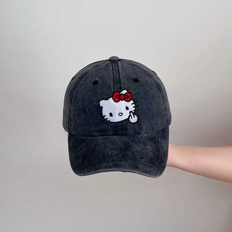 

Miniso показает белую джинсовую бейсболку с вышивкой мультфильма для мужчин и женщин с бейсболкой с изогнутыми полями, показывающей маленькое лицо