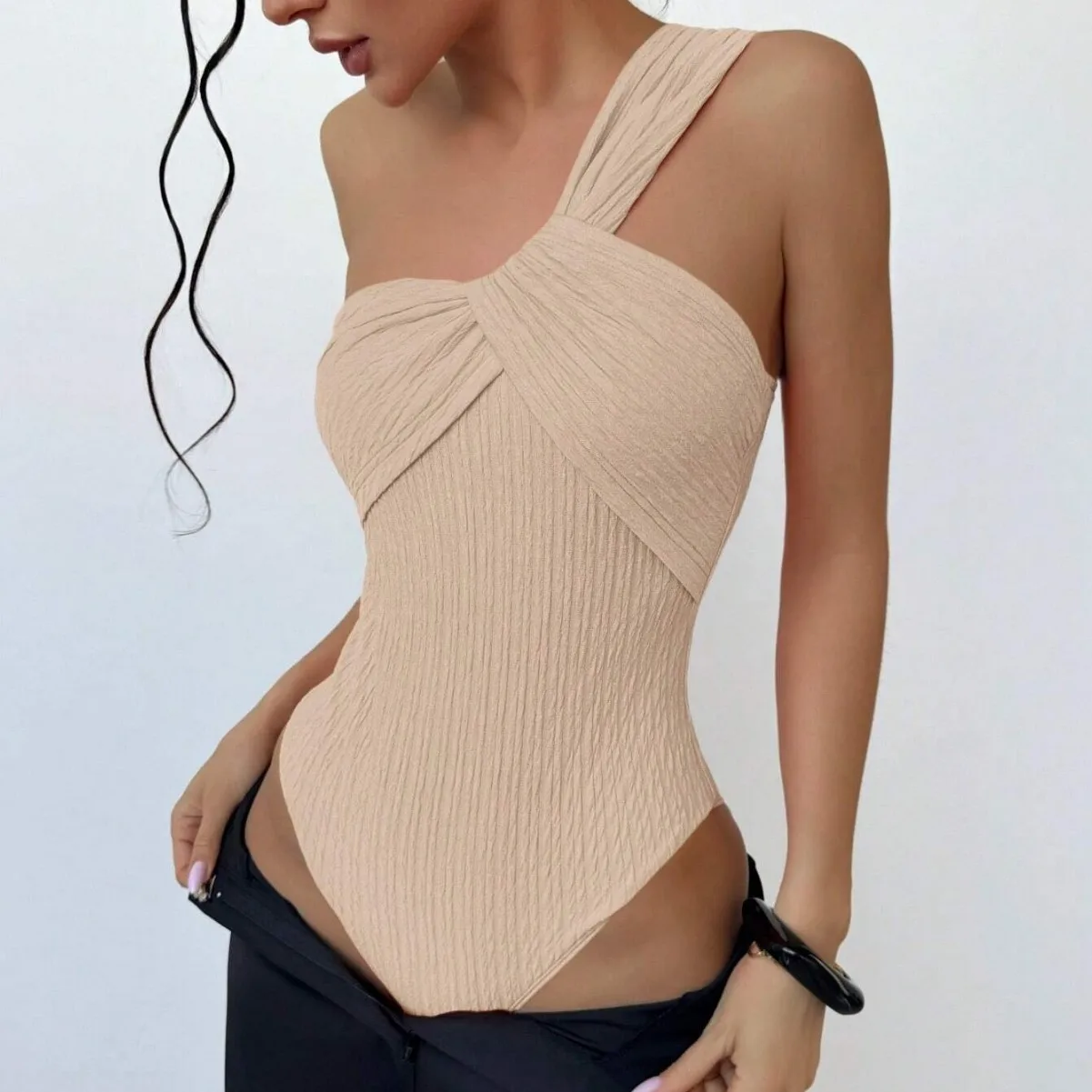 2025 Nova camisola de um ombro, doce e sexy, torre interna, desgaste externo, sem alças, ombro inclinado, macacão vazado