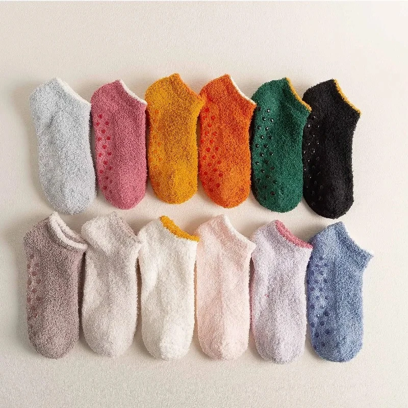 

12 пар осенне-зимних новых модных универсальных носков для женщин, утолщенные, теплые, для дома, с противоскользящей подошвой, удобные для ношения в помещении.