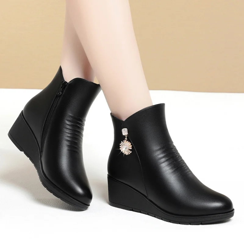 Winter Warm Comfort Soft Leather Soft Bottom Anti slip Slope Heel Leather Short Boots Women\'s Plush Middle Age Cotton Boots