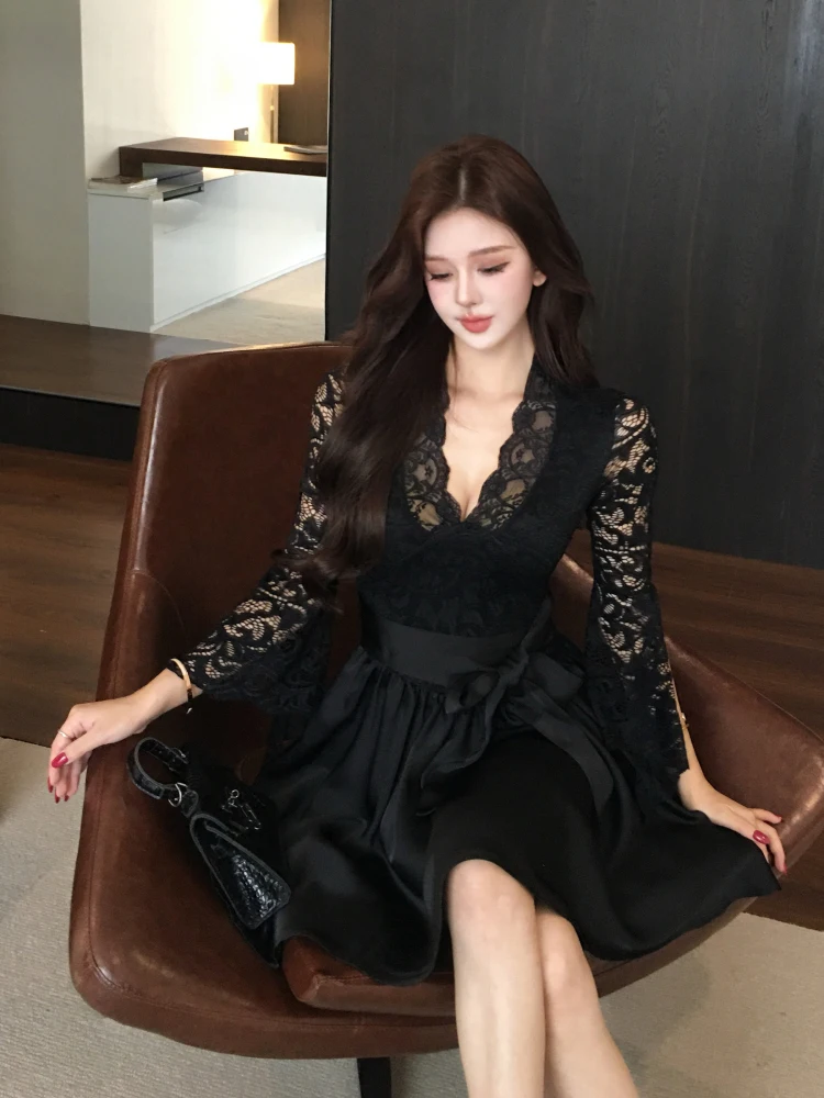 ReddaChic Czarna Mini Sukienka z Głębokim Dekoltem, Satynowa, z Rękawami 3/4 w Kształcie Dzwonka, Dekolt w Serek, Wiązana, z Kwiatową Koronką, Seksowna Sukienka na Wyjście, Odzież Damska