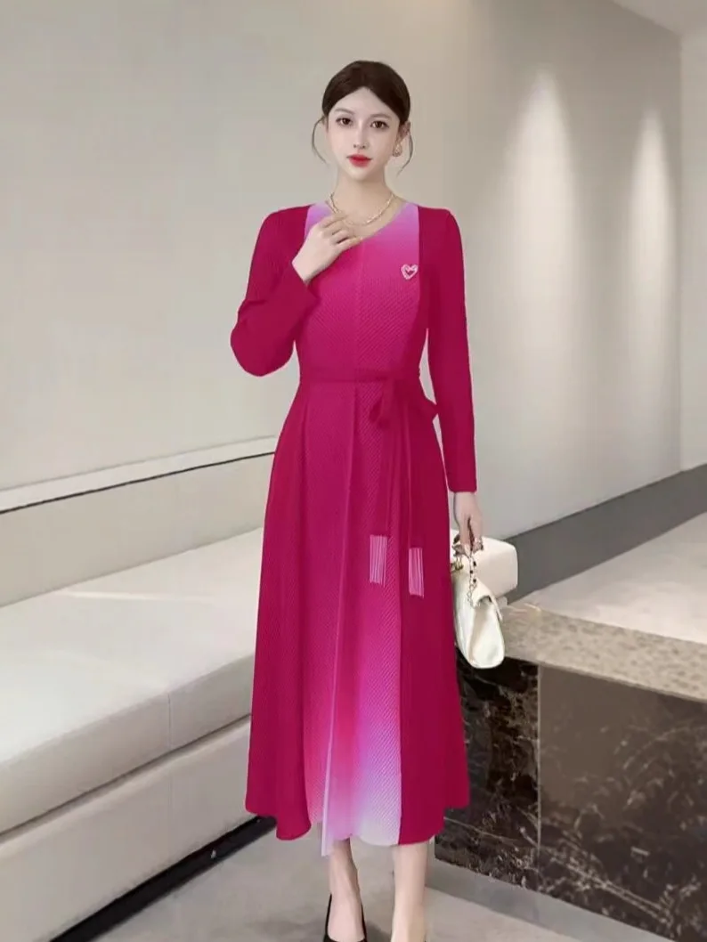 

2025 Autumn High-end New V-neck Pleats Fashion Color Matching Skirt Waist Reduction Age Reduction and Thin Dress for Women