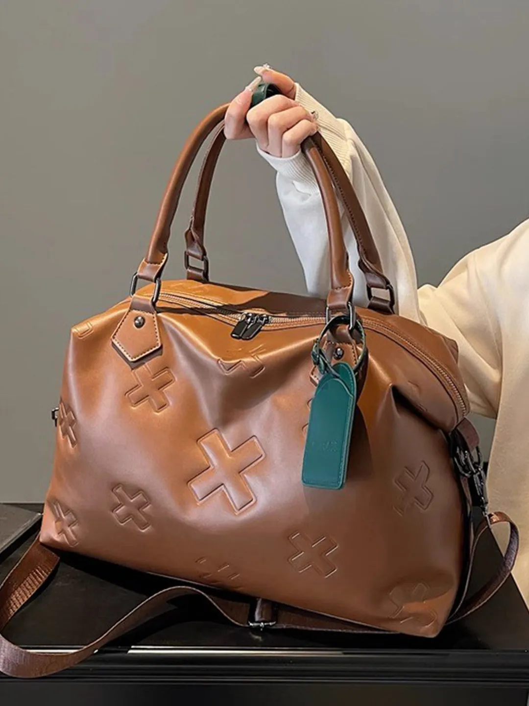 fashionable-short-trip-handheld-travel-bag-women's-lightweight-fitness-bag-wet-and-dry-separation-large-capacity-travel-lugga