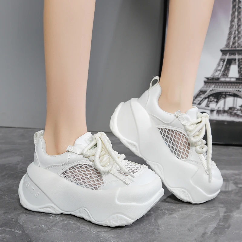 

Женские повседневные дышащие кроссовки на платформе из сетки, новинка лета 2025, массивные кроссовки на скрытой танкетке 7,5 см, полые туфли для отдыха