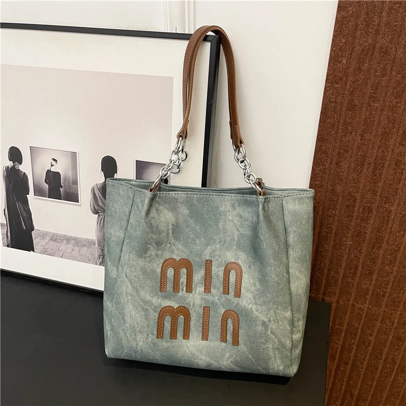 

Новое поступление 2025 года! Стильная женская большая сумка в стиле ретро — просторная, легкая и универсальная, идеально подходит для работы, покупок и путешествий.