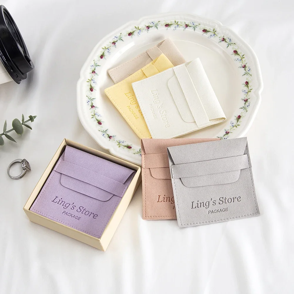 

50 шт., новейший стиль с логотипом, сумка для хранения ювелирных изделий из микрофибры, бархатный мешок с клапаном 8x8 см, 10x10 см, 12x12 см, сумка, конверт, кольцо, карман