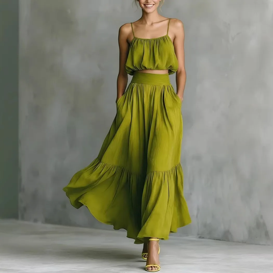 

Женский комплект из двух предметов: однотонный укороченный топ на тонких бретелях и юбка макси с высокой талией и оборками по низу, для отпуска