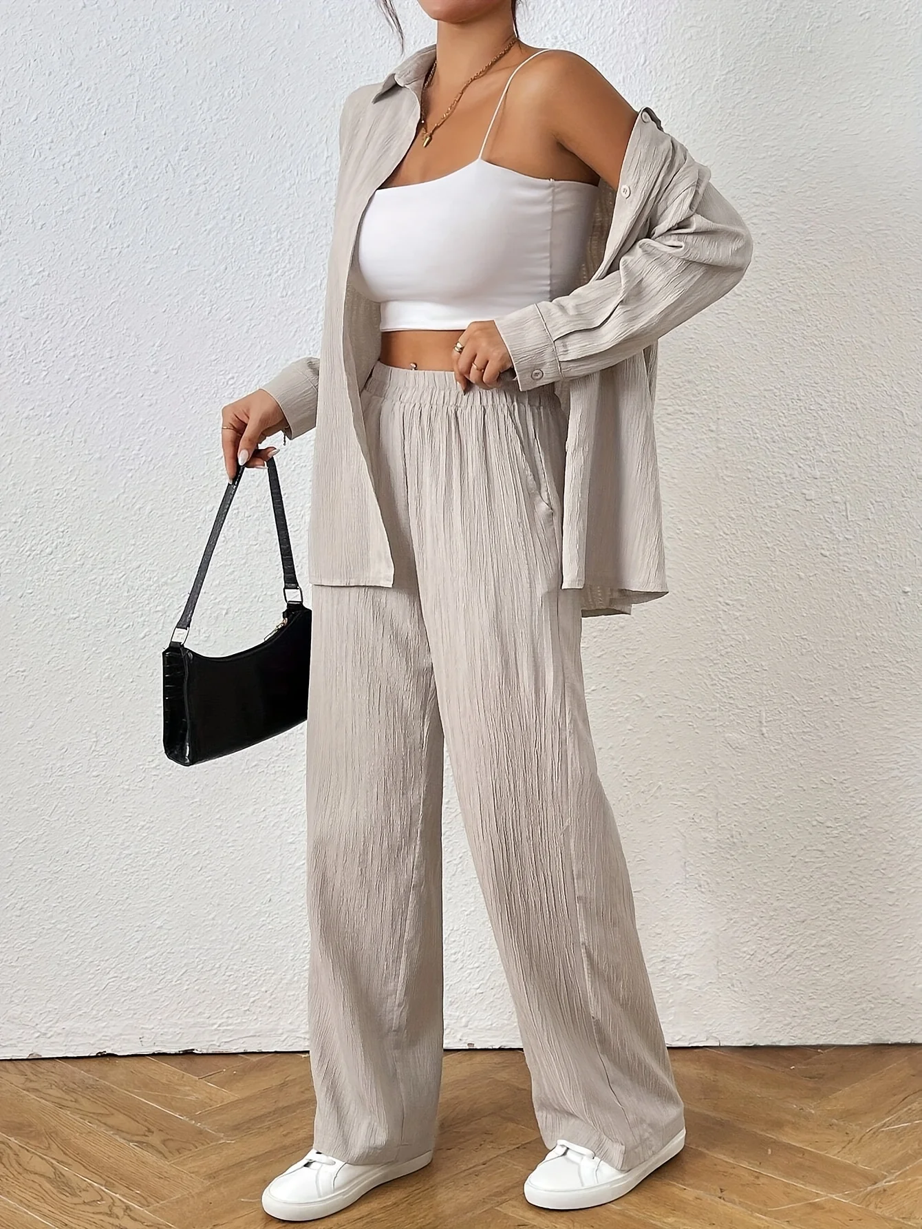 A set of fashionable and casual solid-color lapel women's pants, the version is loose and comfortable.