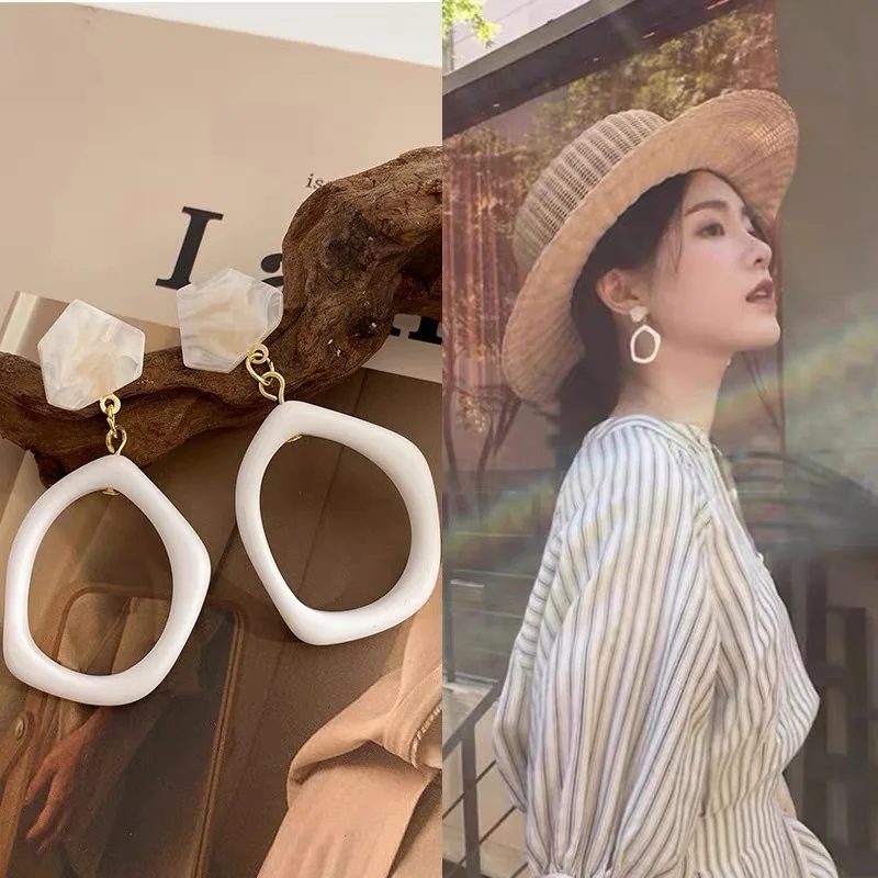 

Retro Hong Kong-style acrylic earrings Niche design temperament earrings, light luxury high-end resort style earrings