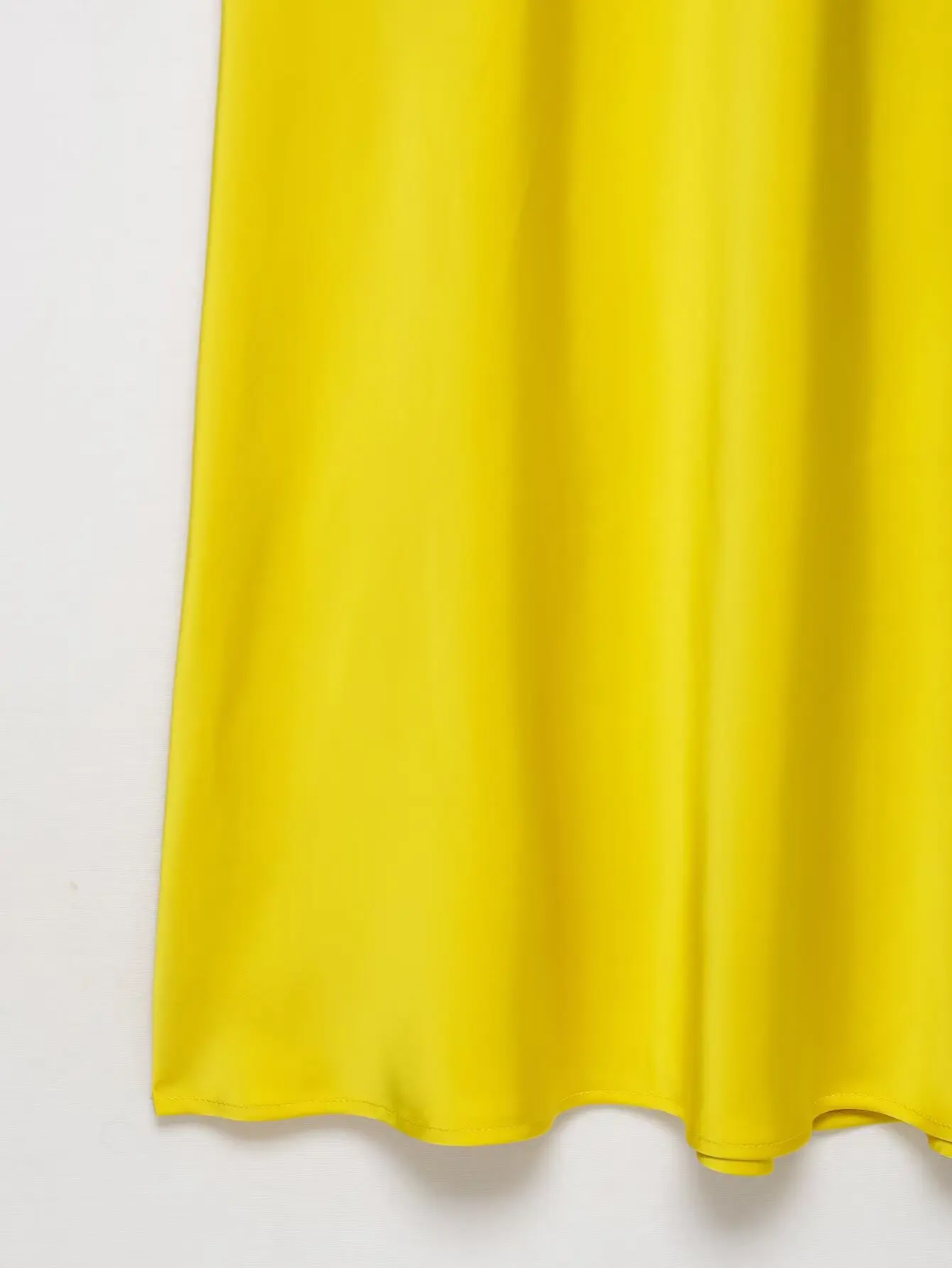 Damska sukienka z francuskim dekoltem w serek, nowy styl na jesień 2025, z koronkowymi wstawkami, bez ramiączek, z rękawami typu dzwonek, w stylu inspirowanym Chanel.