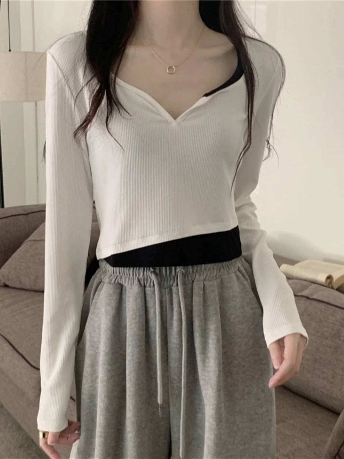 

Korean Sle Long Sve Slim Fit ort T-irt Women's Faionable Base Layer irt Careful Little Devil Top f Open Collar