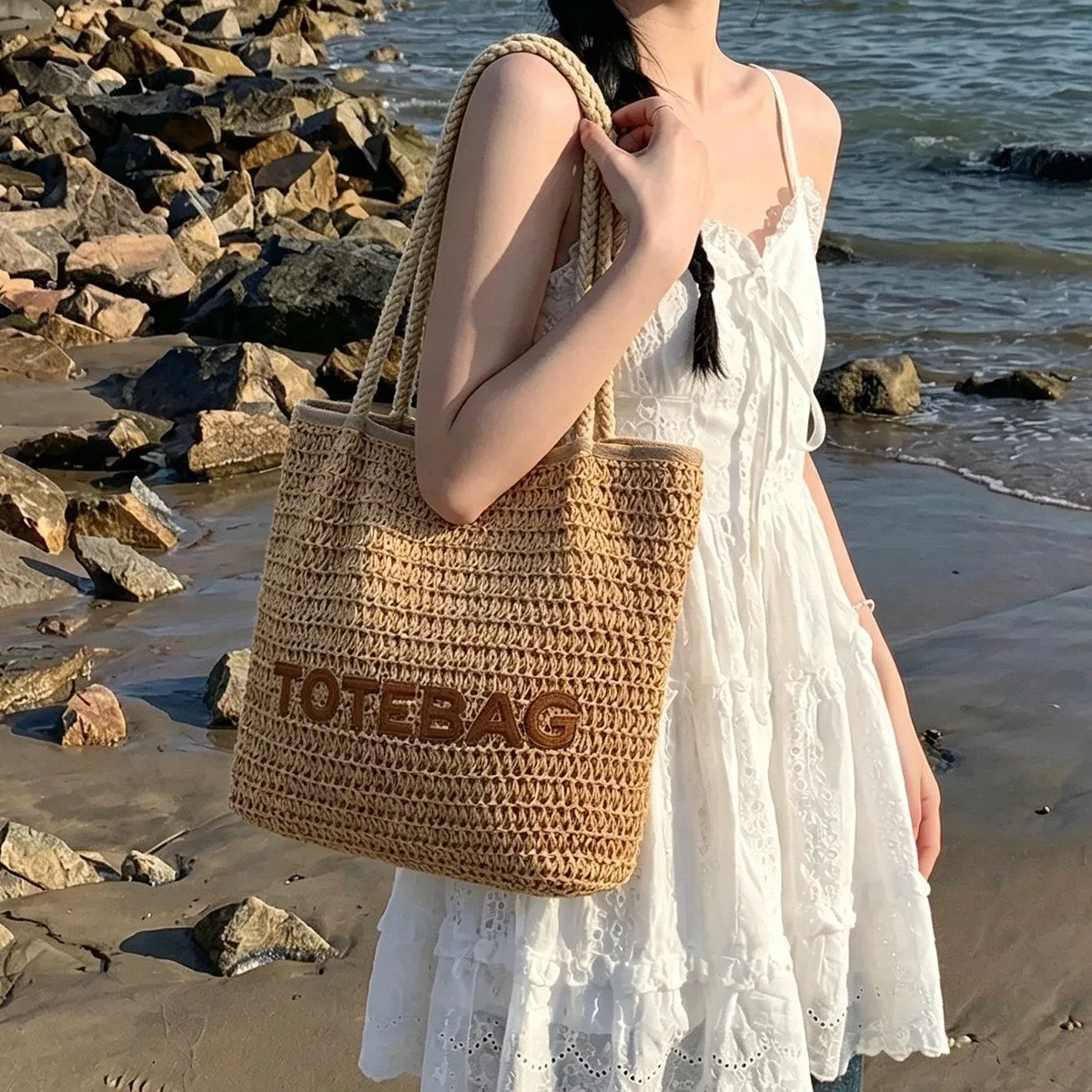 Gewebte Strohtasche im französischen Stil mit großem Fassungsvermögen für Damen, neue Strandurlaub-Umhängetasche, lässige Einkaufstasche für Pendler