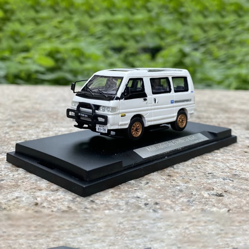 Diecast Alloy 1:64 Scale Delica Van Simulation Car Model White For Adult Collection Gift Display Souvenir Ornament