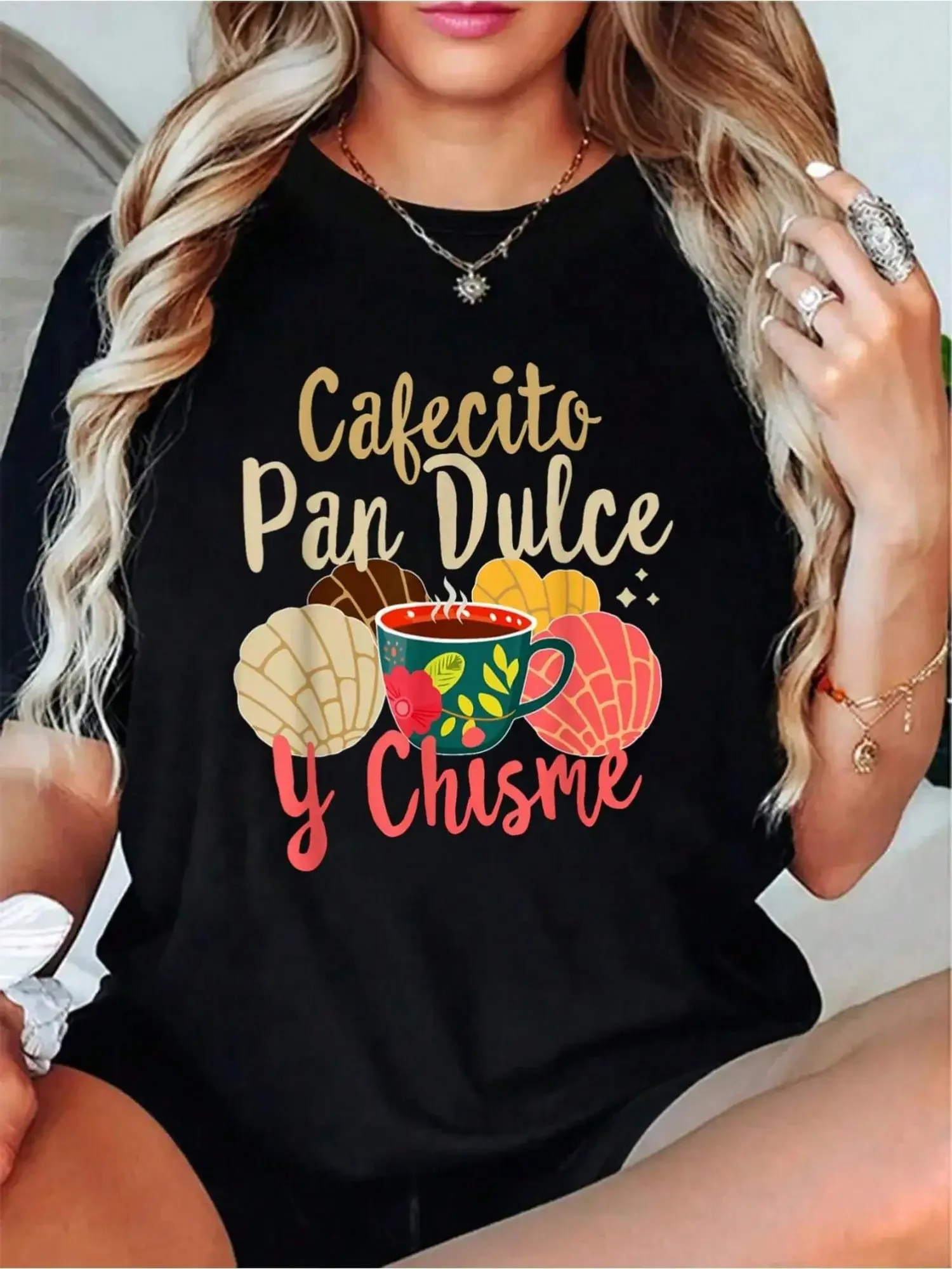 قهوة كونشا المكسيكية الإسبانية Cafecito Pan Dulce Y Chisme مطبوعة T-Sht Wom كم علوي، تي شيرت جرافيك عصري ومريح