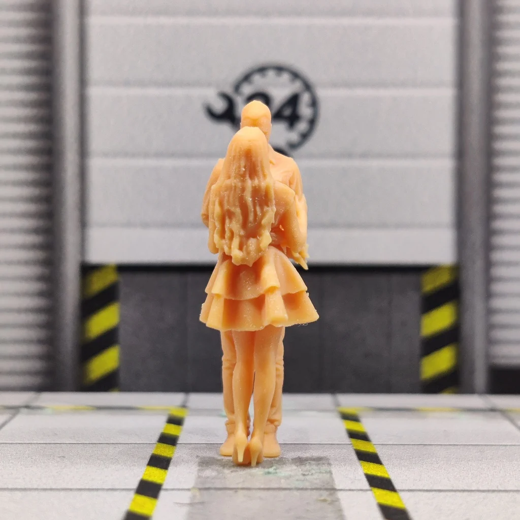 Model Skala 1/64 1/43 Merekam Ulang Wanita dan Pria, Menyembunyikan Bunga Di Belakang Miniatur Berwarna Diorama Yang Dilukis dengan Tangan S827