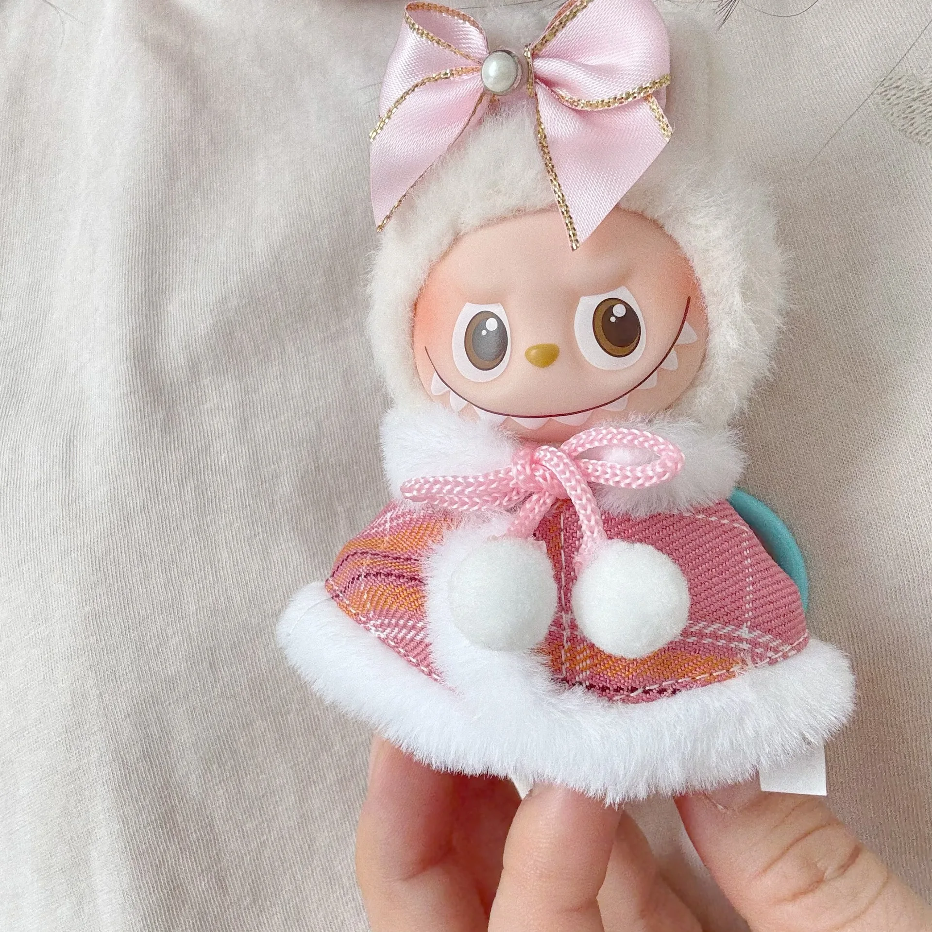 

Labubu Mini Version 4.0 Детская одежда Мини-версия Комплект накидок с розовой сеткой четвертого поколения, новый внутренний секрет