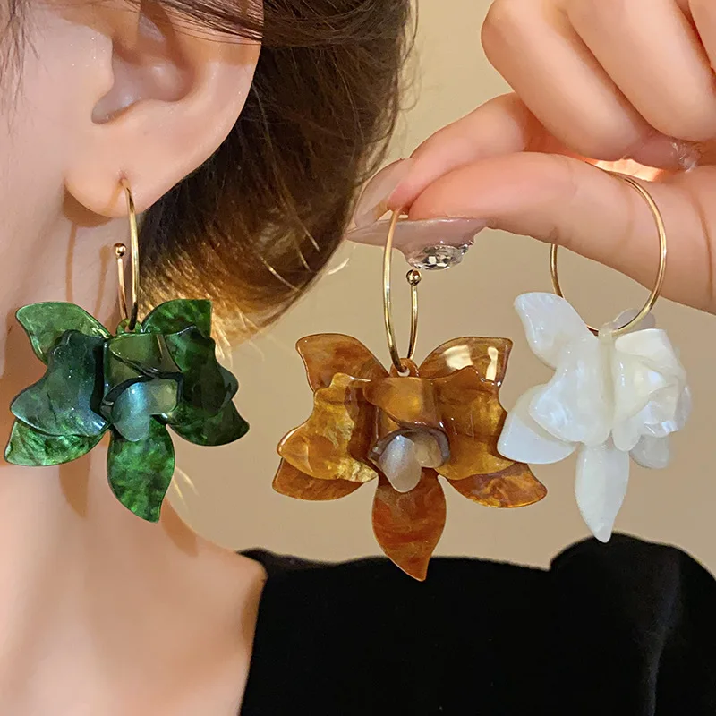 2025 nueva moda pendientes de aro de flor de resina blanca para mujer moda Metal forma de C pendientes llamativos accesorios de joyería