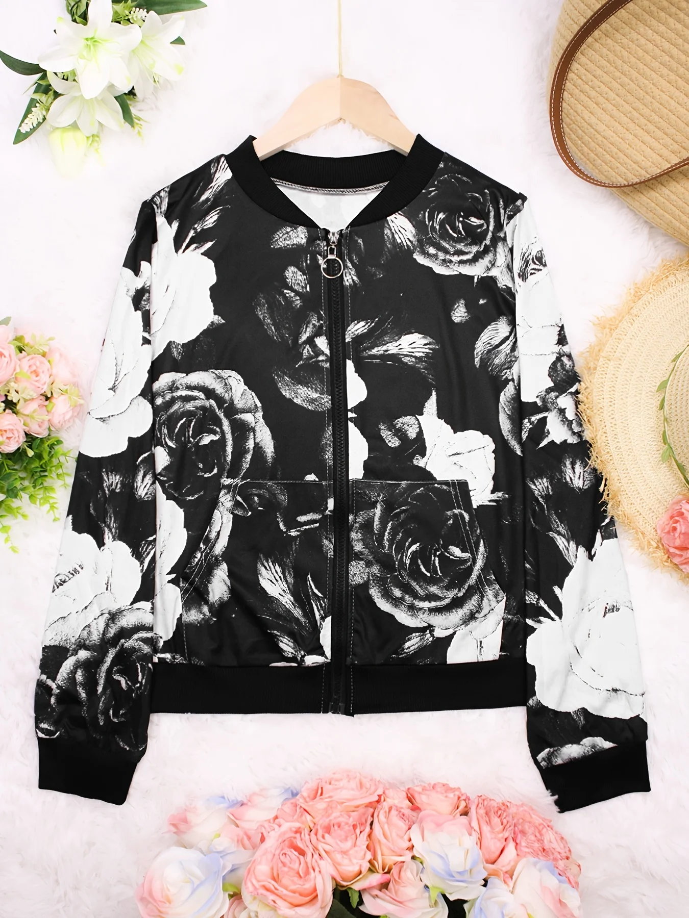 Damska czarno-biała kurtka w kwiaty, krótka, o kroju litery A, zapinana na zamek z kieszeniami, całoroczna odzież wierzchnia, nadająca się do prania w pralce.