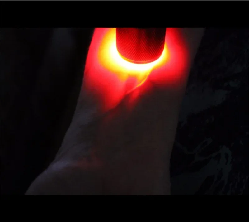 مصباح يدوي صغير أحمر 9LED 670nM ضد تدهور البصر مصباح يدوي تكتيكي قوي على شكل نجمة شعلة حمراء