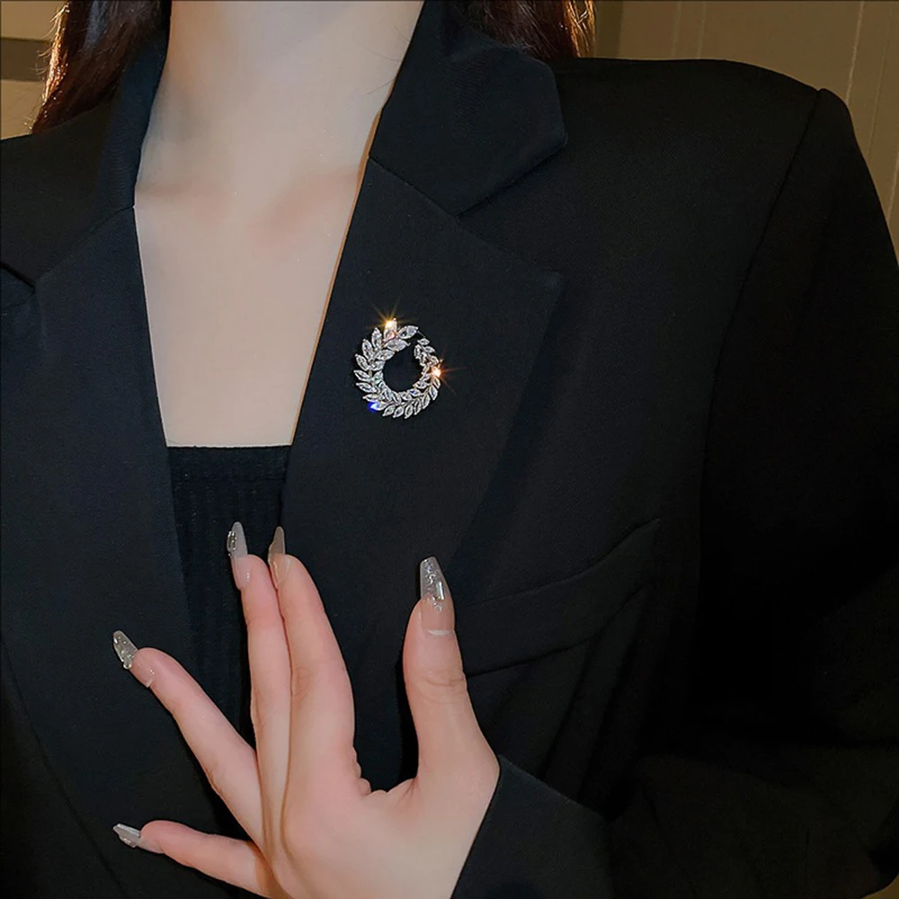 

Zircon Light Luxury Leaf Brooch Niche And Elegant High-end Accessory Simple Commuter Personalized Jewelry