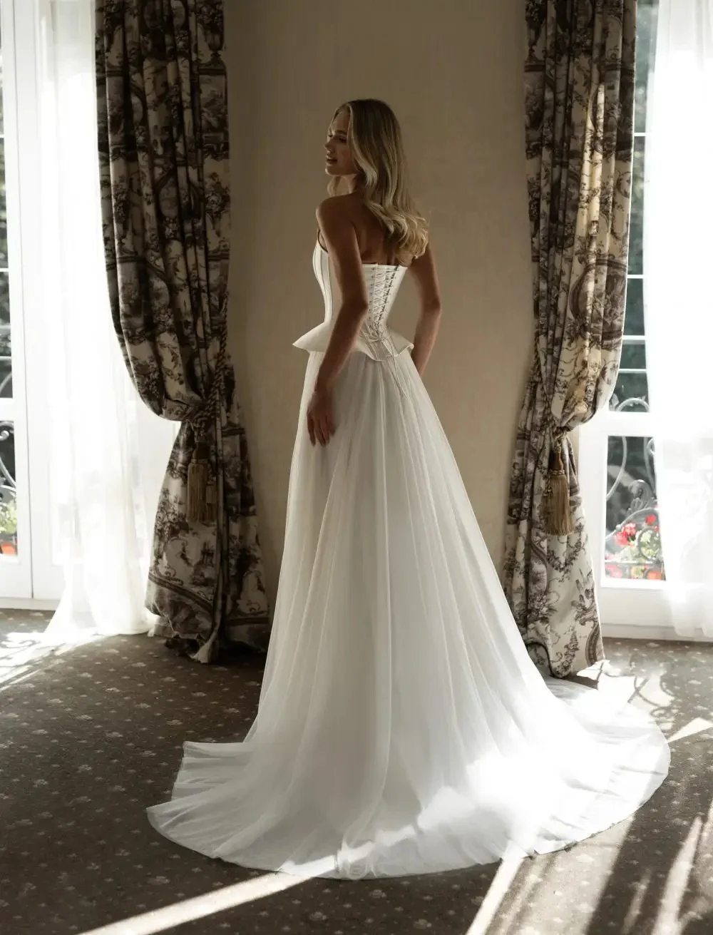 فستان زفاف شيفون بنمط مشد مخصص مع خصر بيبلوم فستان زفاف أنيق على شكل حرف a لحفلات الزفاف المستوحاة من الطراز العتيق