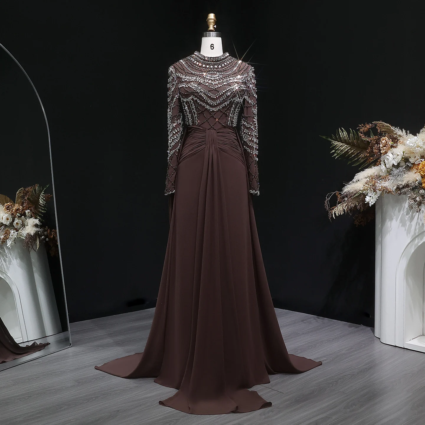 Sharon Said Luxuriöses Abendkleid aus schwerem Kristallbraunem Chiffon mit langen Ärmeln und geraffter Taille, Partykleid für Damen SS402, maßgeschneidert – Detail 4