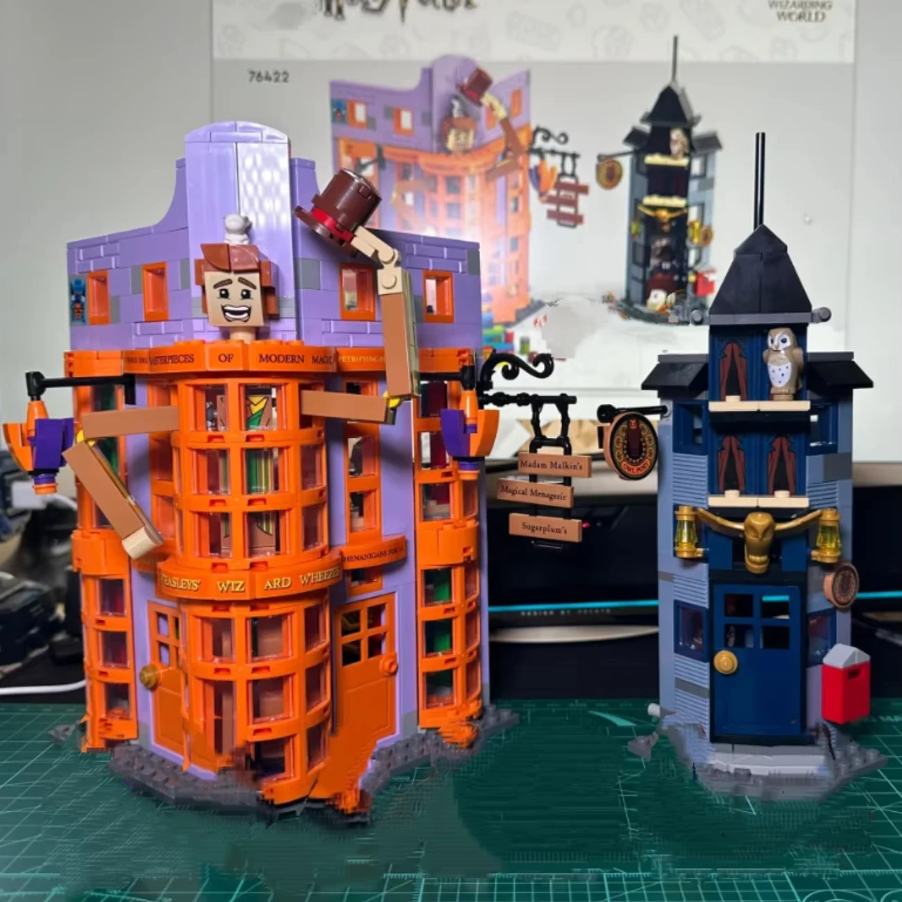 

834 pieces of Harry Movie Diagon Alley Weasley Magic Joke Architecture Series Christmas Birthday Collection Building Block Gif