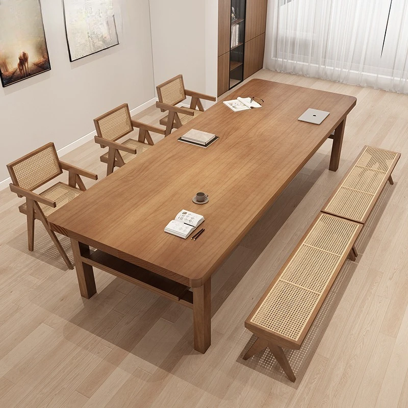 Moderner, einfacher Schreibtisch aus massivem Holz